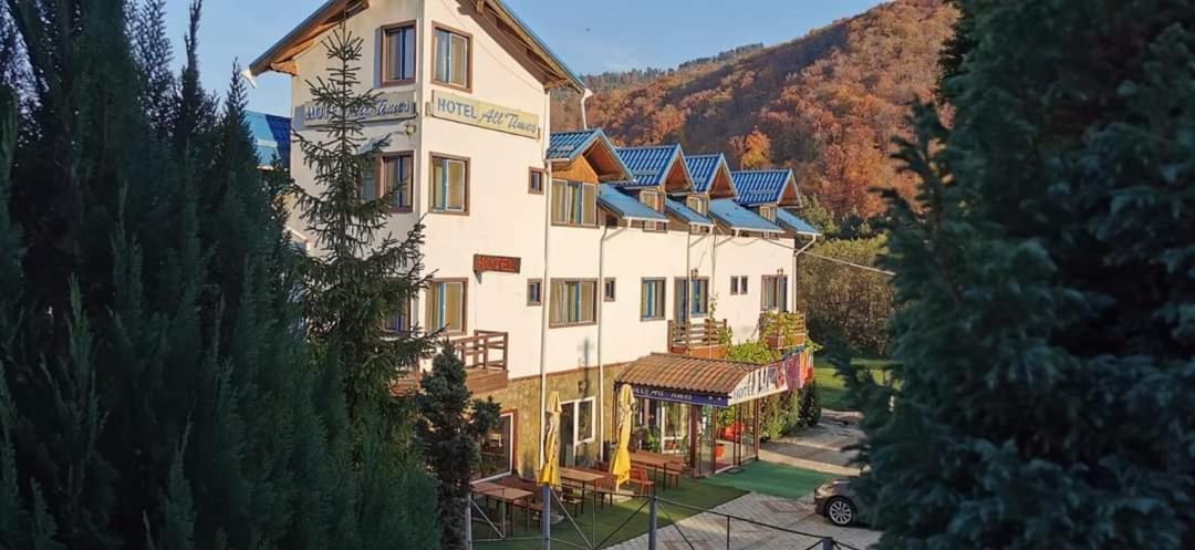 Hotel All Times Тімішу-де-Жос Екстер'єр фото